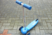 Beautiful quality blue three wheeler scooter for 2 to 5 year olds , in excellent condition..