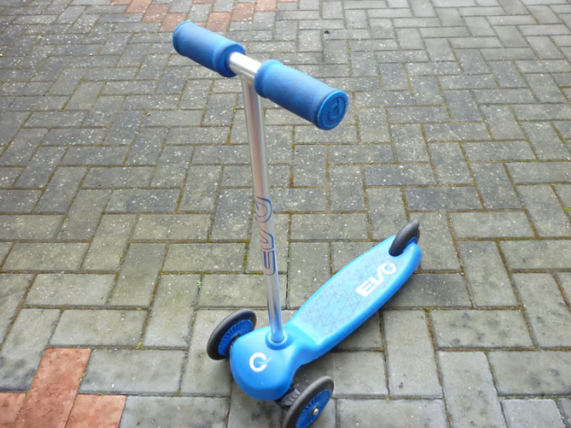 Beautiful quality blue three wheeler scooter for 2 to 5 year olds , in excellent condition..
