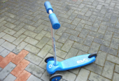 Beautiful quality blue three wheeler scooter for 2 to 5 year olds , in excellent condition..