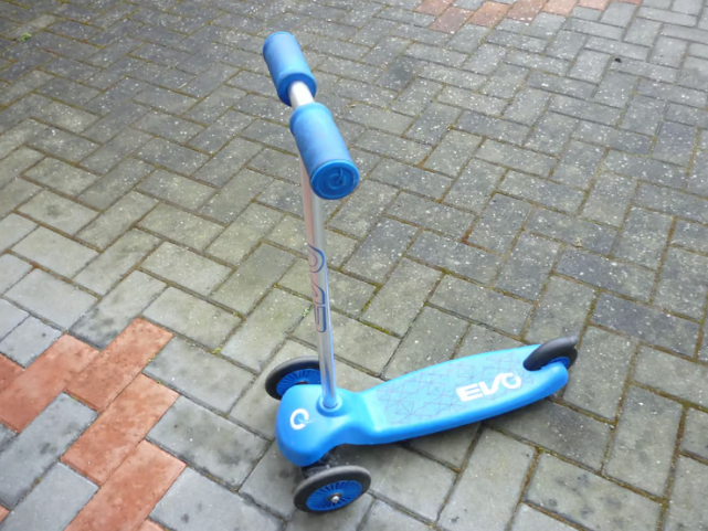 Beautiful quality blue three wheeler scooter for 2 to 5 year olds , in excellent condition..