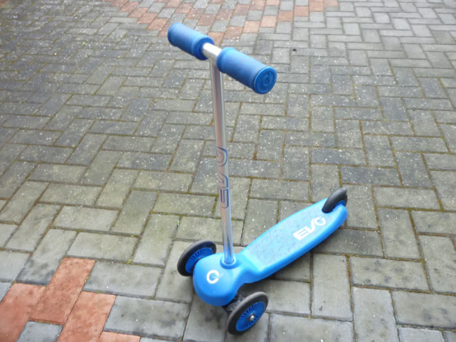 Beautiful quality blue three wheeler scooter for 2 to 5 year olds , in excellent condition..